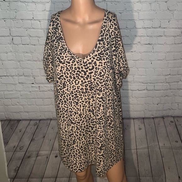 Tops - Drapey V Neck Tan & Black Cheetah Print Short sleeve shirt size XL